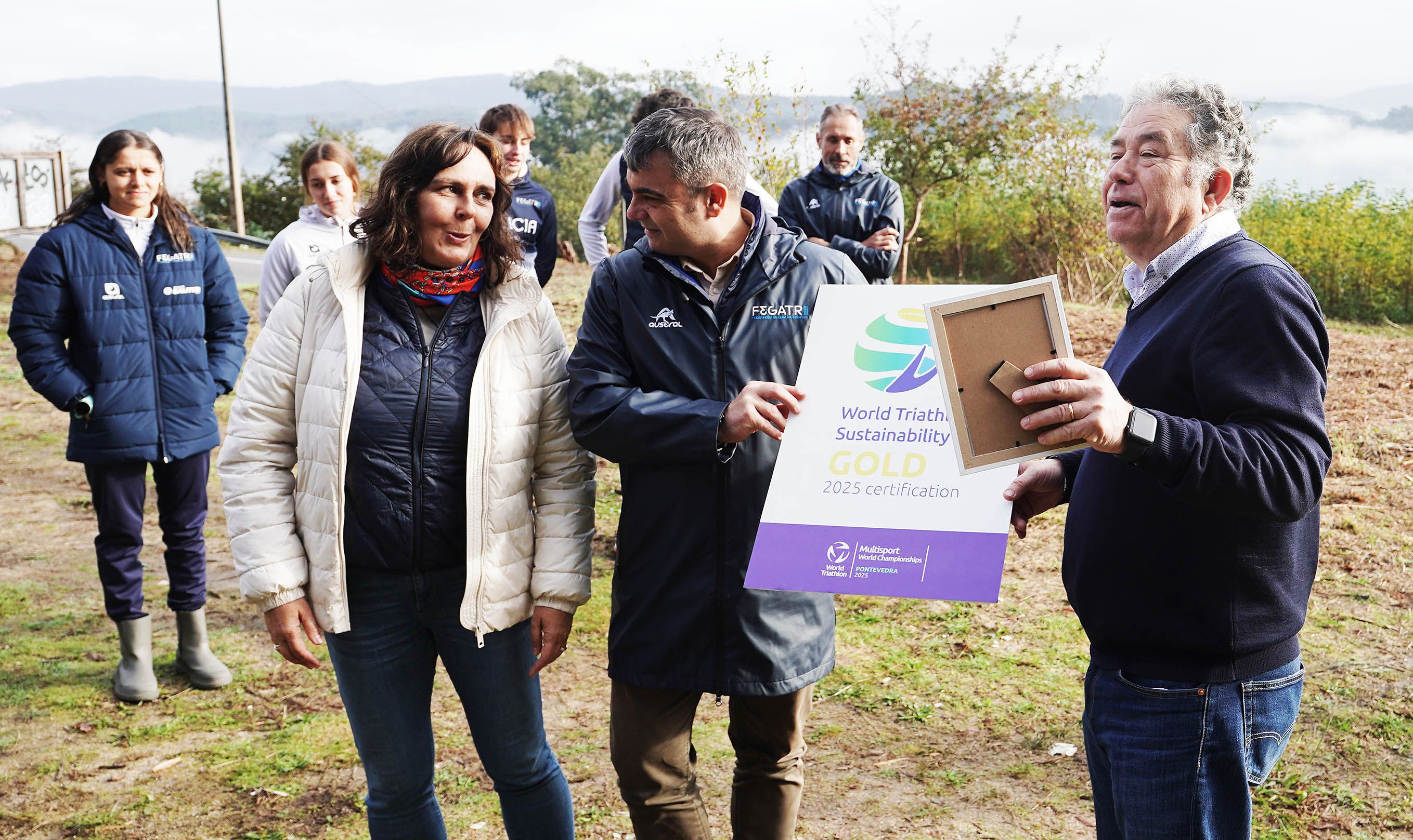 A organización do Multisport realiza unha plantación de castiñeiros na Tomba