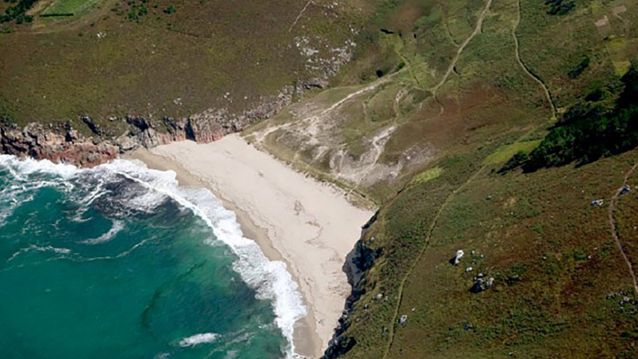Entre a terminoloxía do ámbito mariño están as arnelas, praias xeralmente situadas entre dous montes onde adoita desembocar un río ou un regato Entre a terminoloxía do ámbito mariño están as arnelas, praias xeralmente situadas entre dous montes onde adoita desembocar un río ou un regato