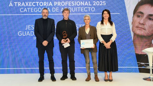 Entrega del premio de arquitectura a Jesús Irisarri, Guadalupe Piñera y Roberto Medín Entrega del premio de arquitectura a Jesús Irisarri, Guadalupe Piñera y Roberto Medín