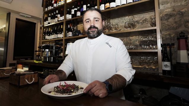 Antonio Novas, Tonivas, chef del restaurante Trasmallo, con el plato 'XardAldán'