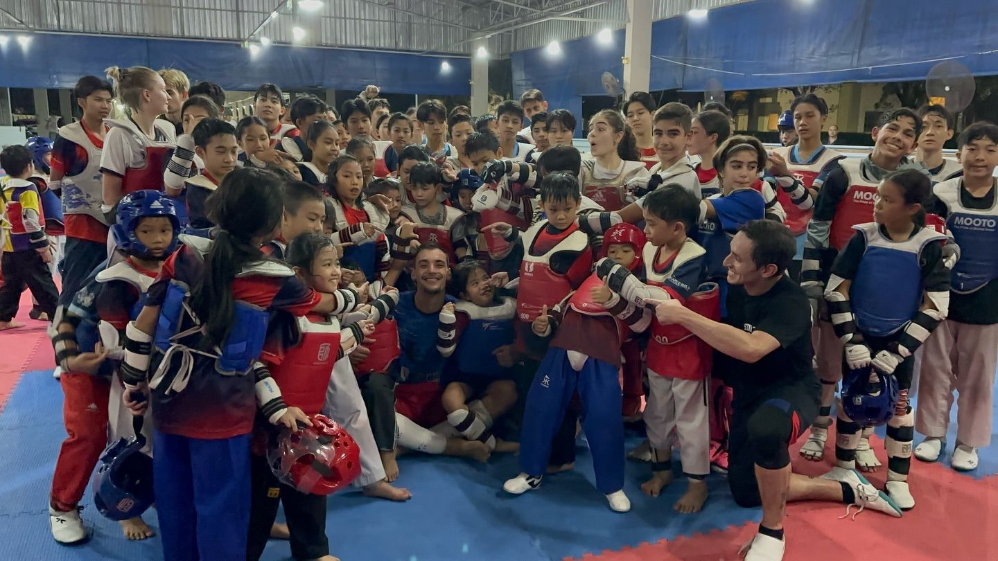 Iván García visita la escuela de Master Khem Taweesilp en Tailandia