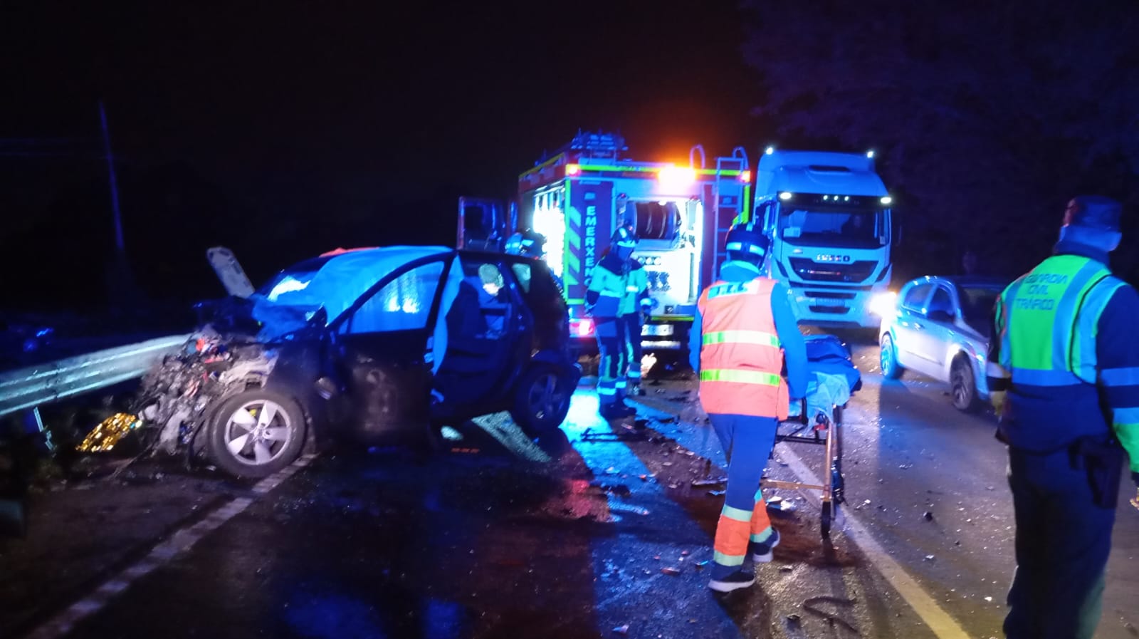 Colisión frontal entre un coche y un camión en Troáns