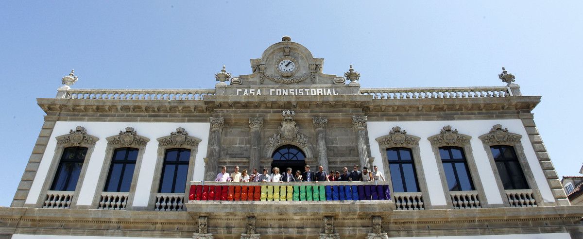 Bandera multicolor en la Casa Consistorial con motivo del Orgullo Gay