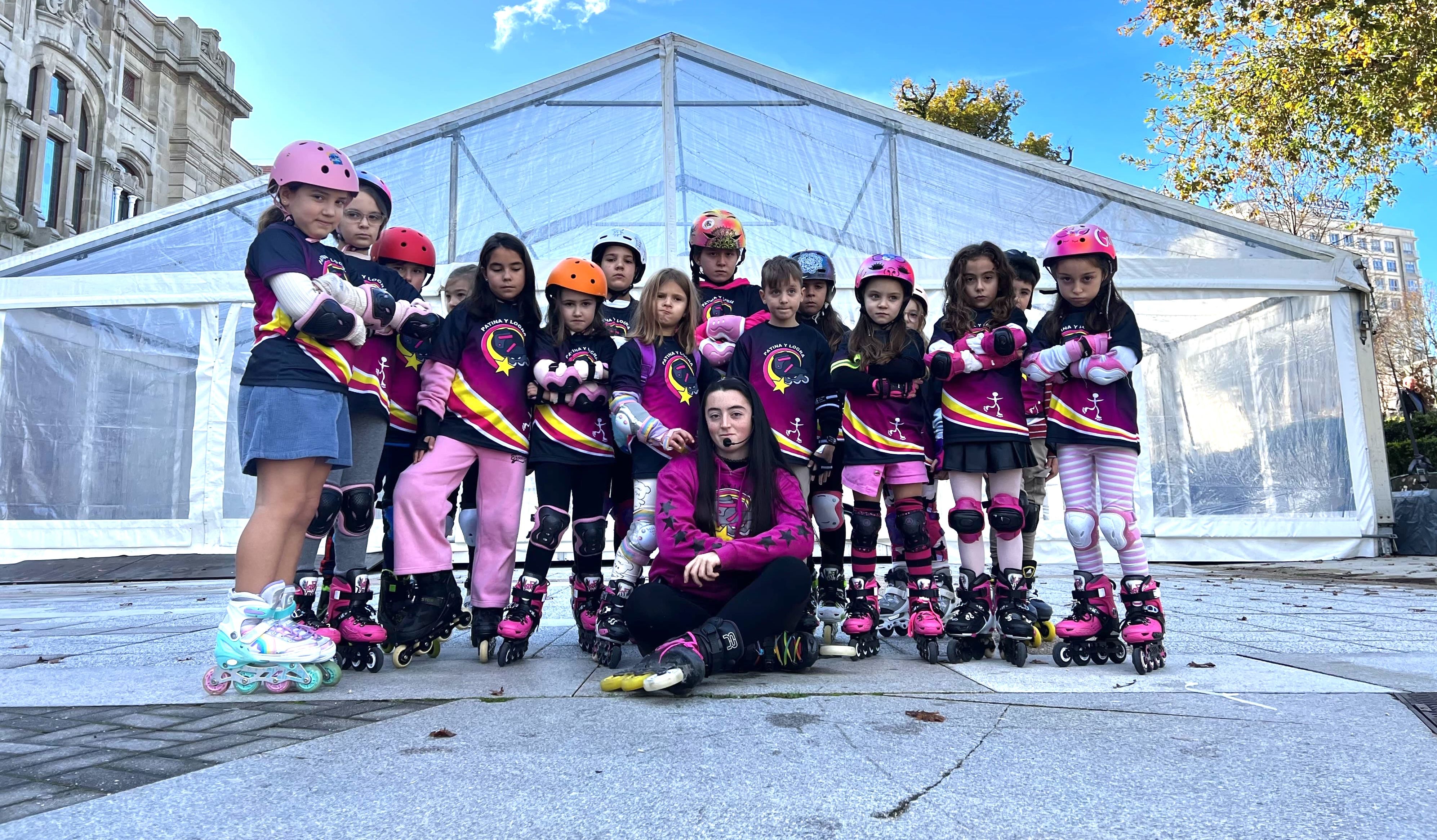 Escola de patinaxe Patina y Logra ante a pista sintética de xeo en Montero Ríos