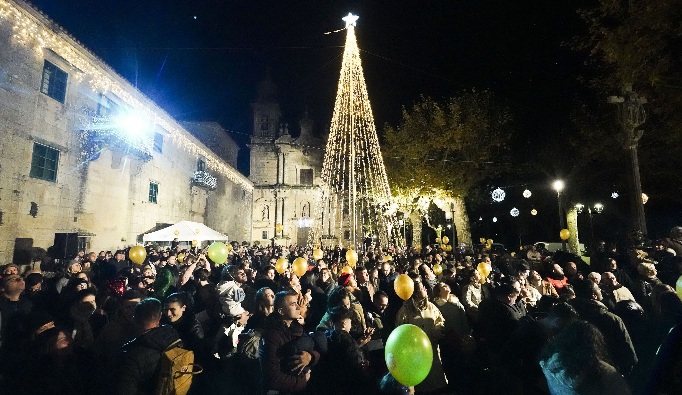 Acendido da iluminación de Nadal en Poio