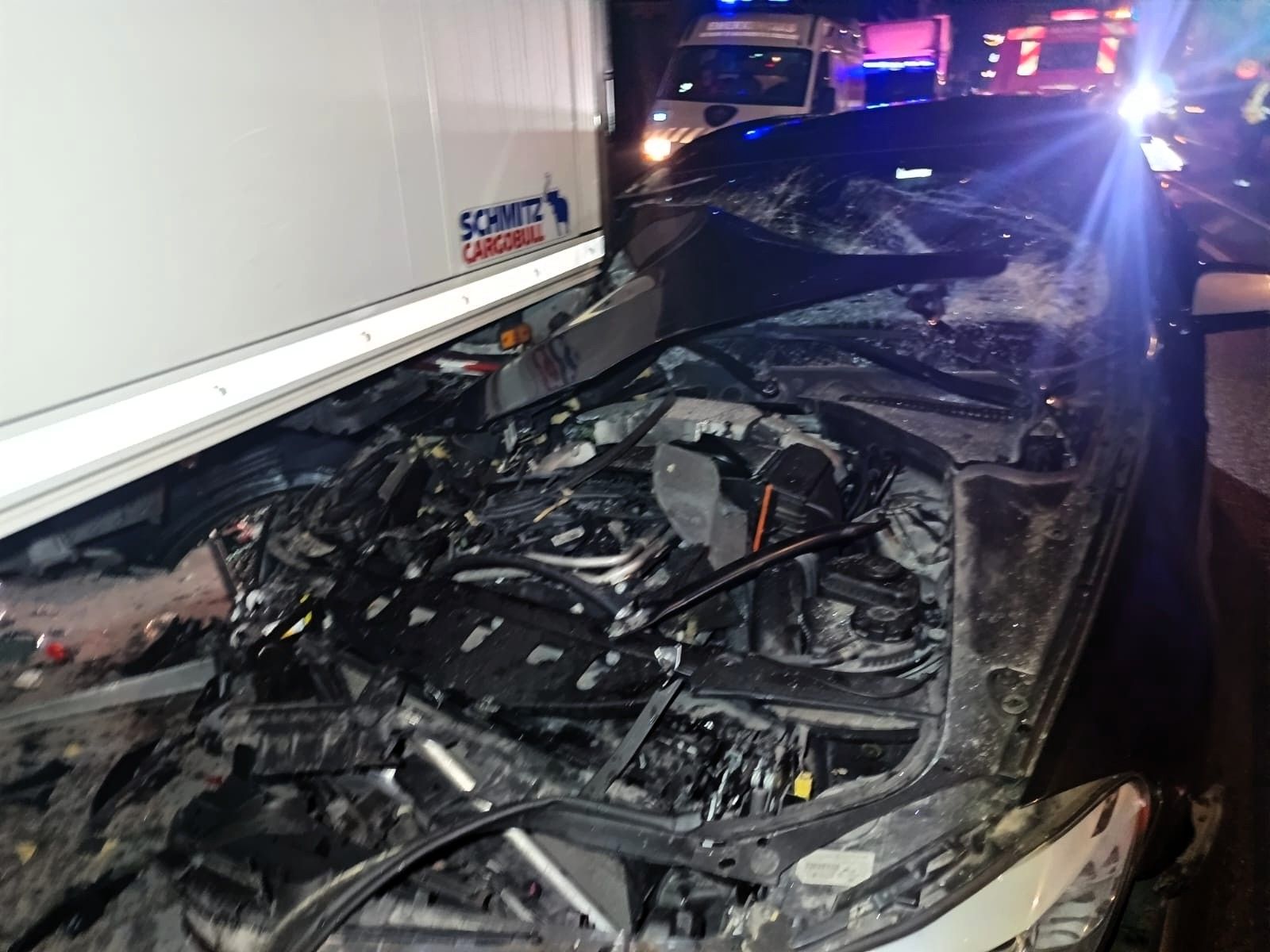Accidente entre un coche e un camión na avenida de Vilagarcía