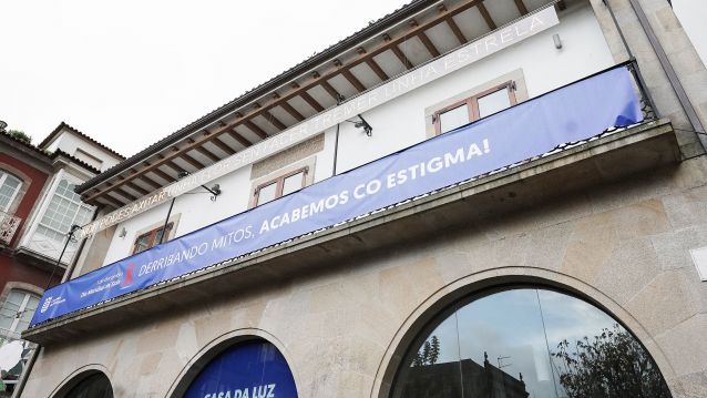 Pancarta 'Derribando mitos. Acabemos co estigma!' para concienciar sobre a sida na Casa da Luz