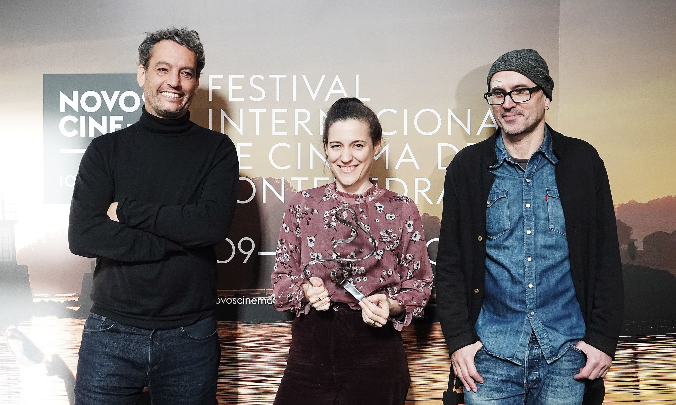 Carla Simón, acompañada de Dani Froiz e Suso Novas, recibe o I Premio de Cinematografía Novos Cinemas