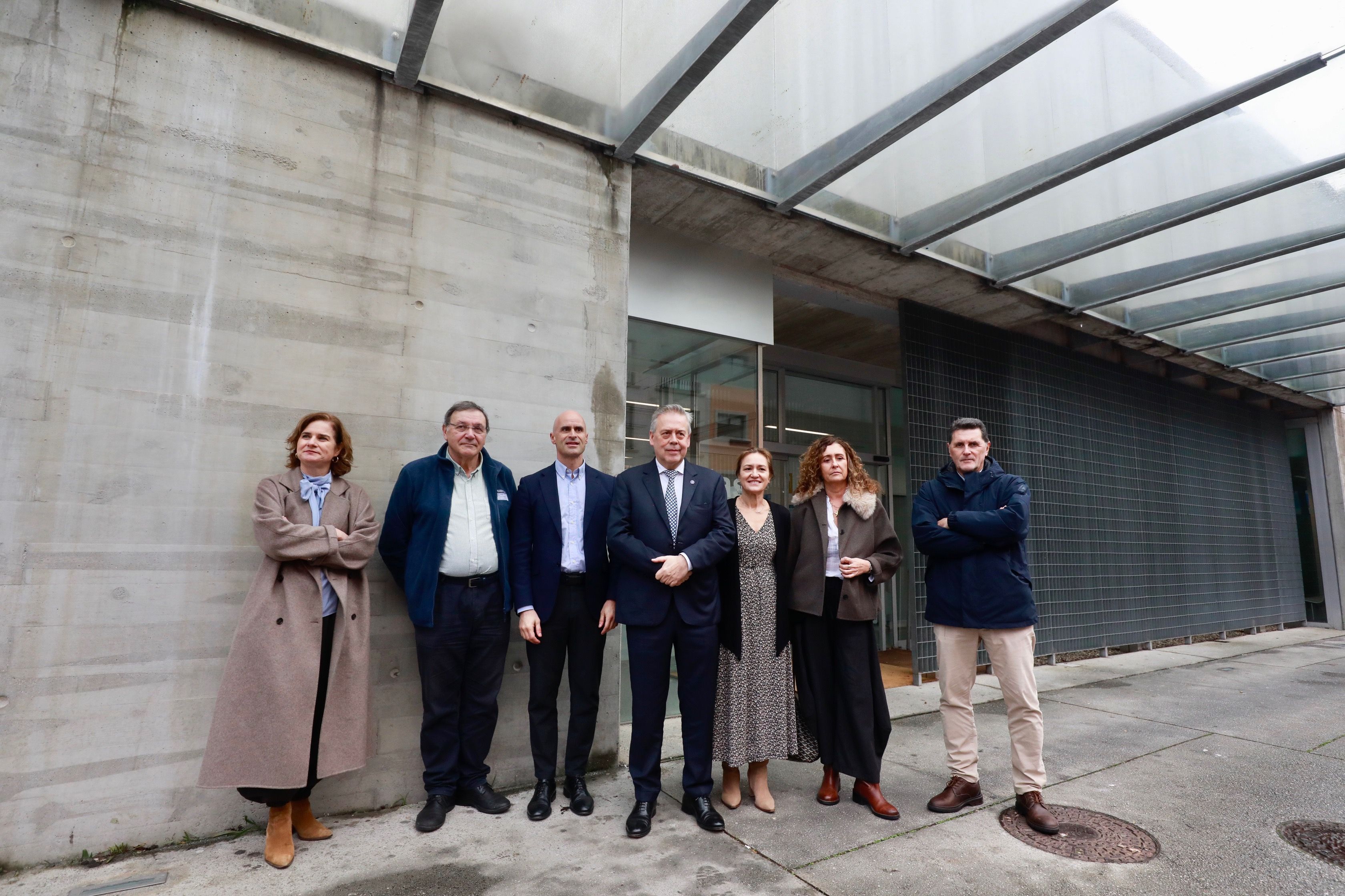 Visita de Antonio Gómez Caamaño y José Flores al centro de salud de A Parda