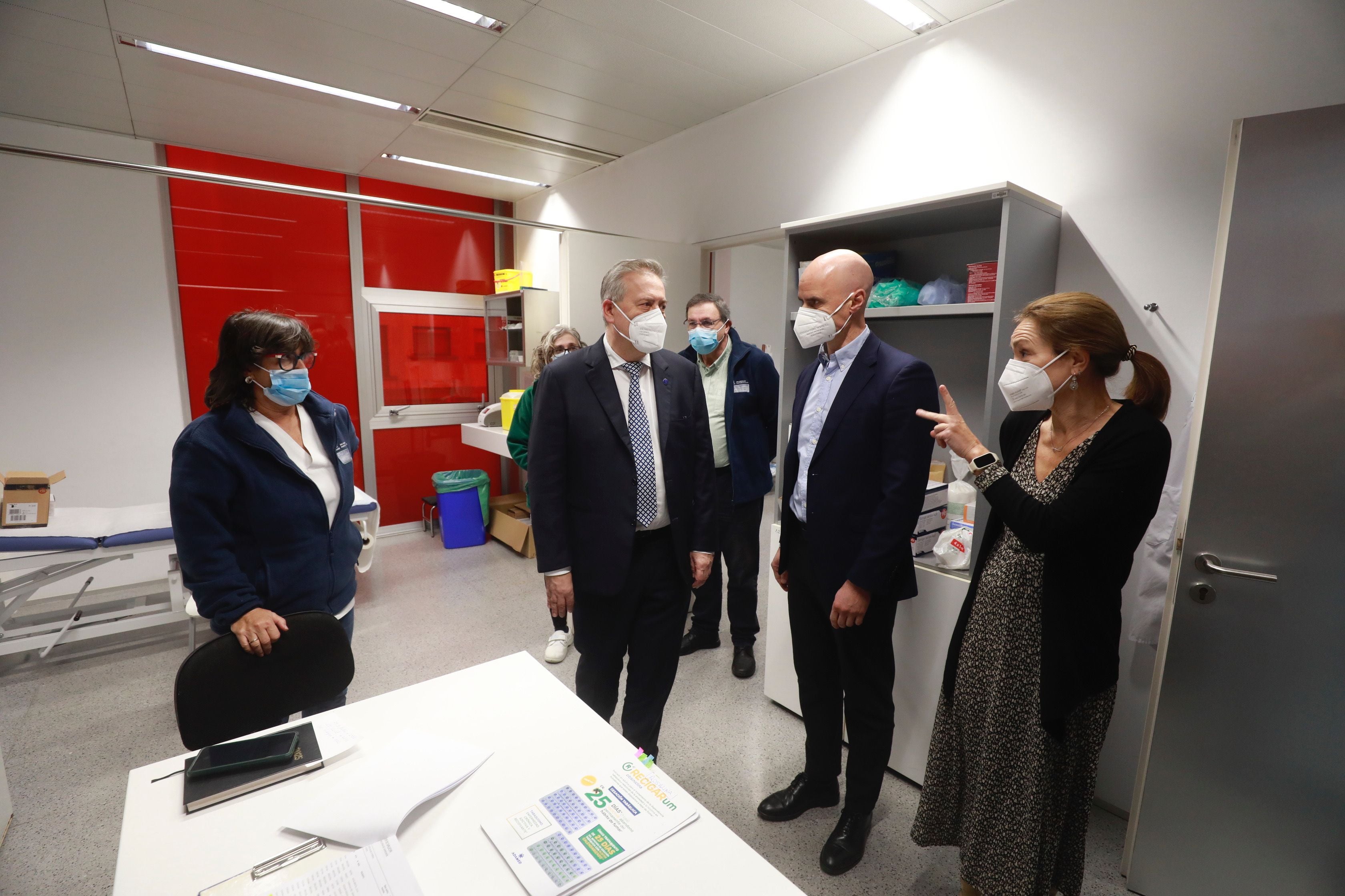 Visita de Antonio Gómez Caamaño y José Flores al centro de salud de A Parda