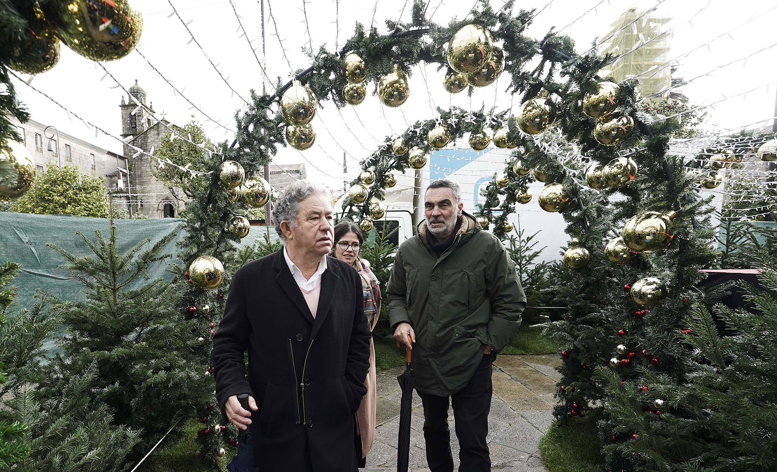 Visita do alcalde de Pontevedra aos traballos de montaxe da decoración de Nadal Visita do alcalde de Pontevedra aos traballos de montaxe da decoración de Nadal