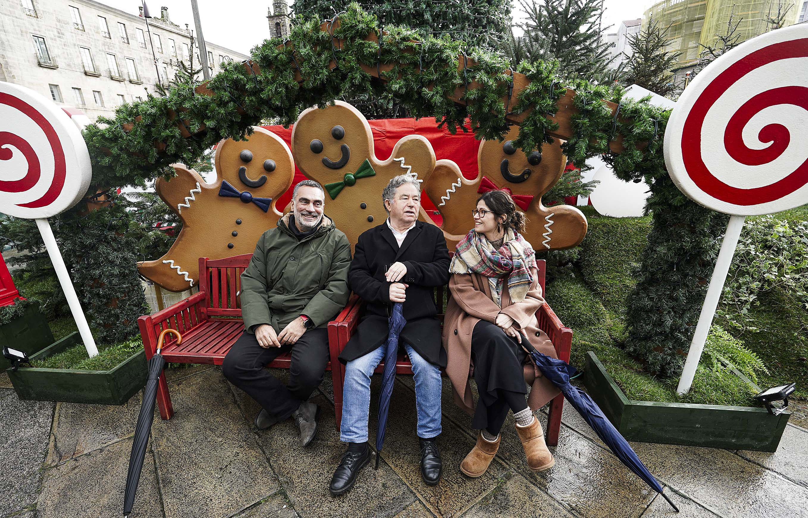 Visita do alcalde de Pontevedra aos traballos de montaxe da decoración de Nadal Visita do alcalde de Pontevedra aos traballos de montaxe da decoración de Nadal