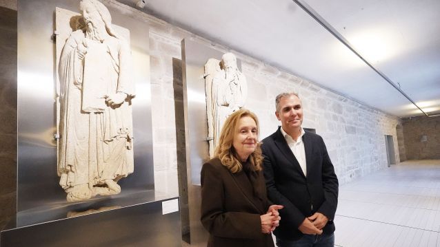 Ángeles Tilve e Rafa Domínguez diante das imaxes dos profetas Ángeles Tilve e Rafa Domínguez diante das imaxes dos profetas