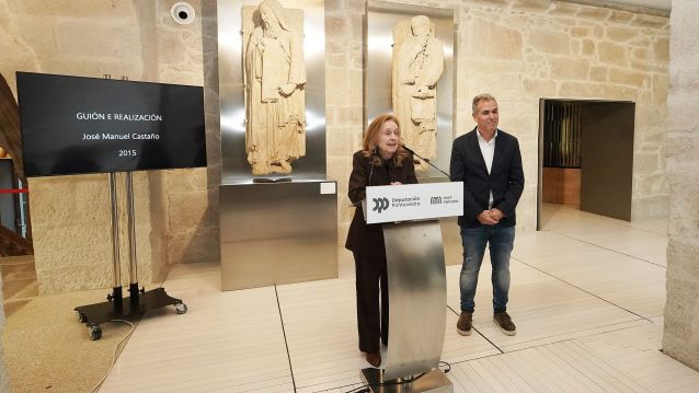 Ángeles Tilve e Rafa Domínguez xunto ás imaxes do Pórtico da Gloria Ángeles Tilve e Rafa Domínguez xunto ás imaxes do Pórtico da Gloria