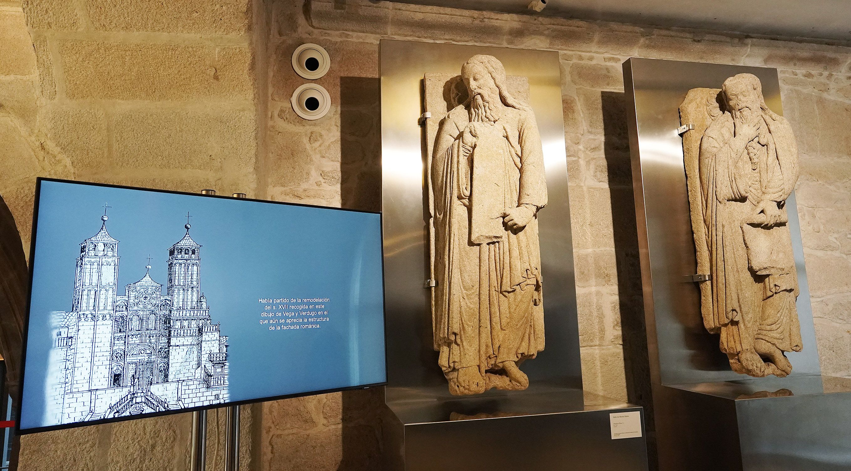 Las dos imágenes del Pórtico de la Gloria en el Museo de Pontevedra