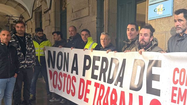 Protesta de representantes sindicais de Ence ante a CEG en Santiago de Compostela Protesta de representantes sindicais de Ence ante a CEG en Santiago de Compostela