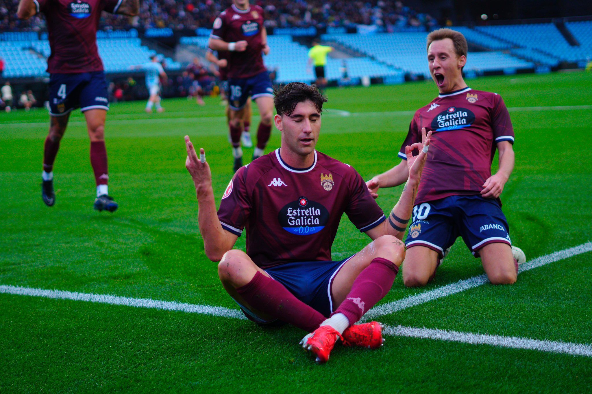 Alain Ribeiro festexa o seu gol en Balaídos frente ao Celta Fortuna