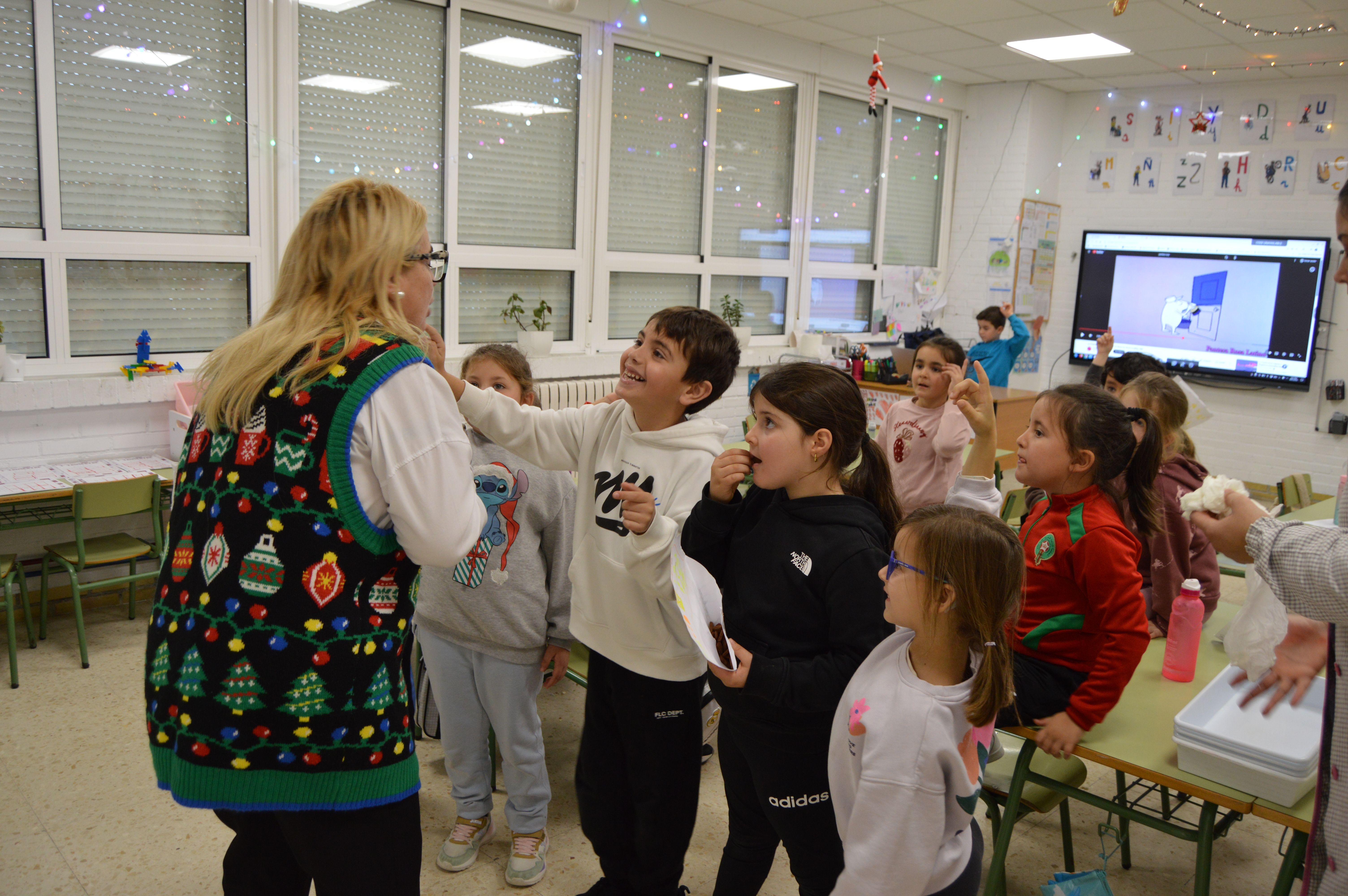 Reparto de invitacións para as actividades infantís de Nadal