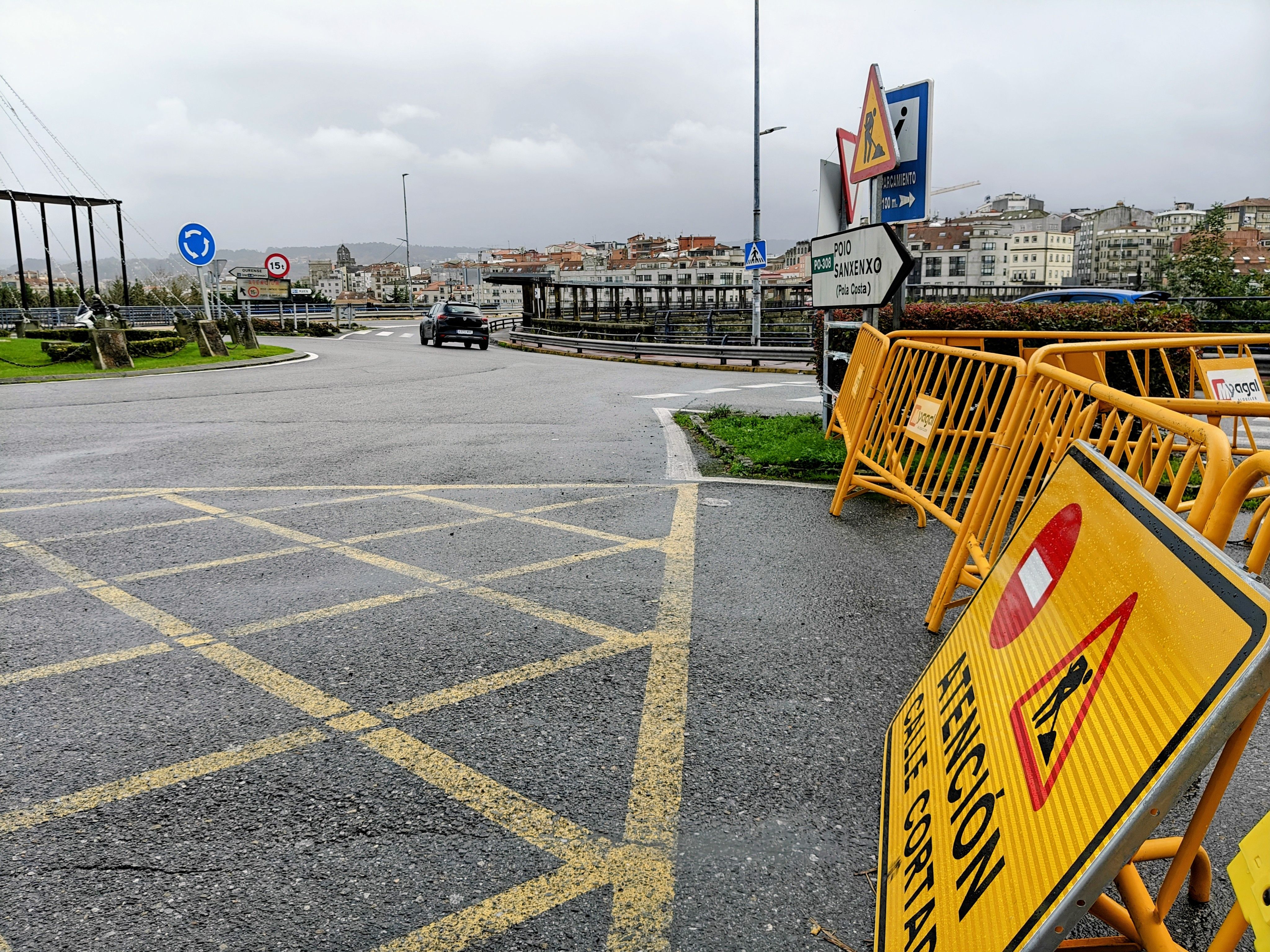 Obras na rotonda da Barca cun vehículo accedendo a Pontevedra pola ponte