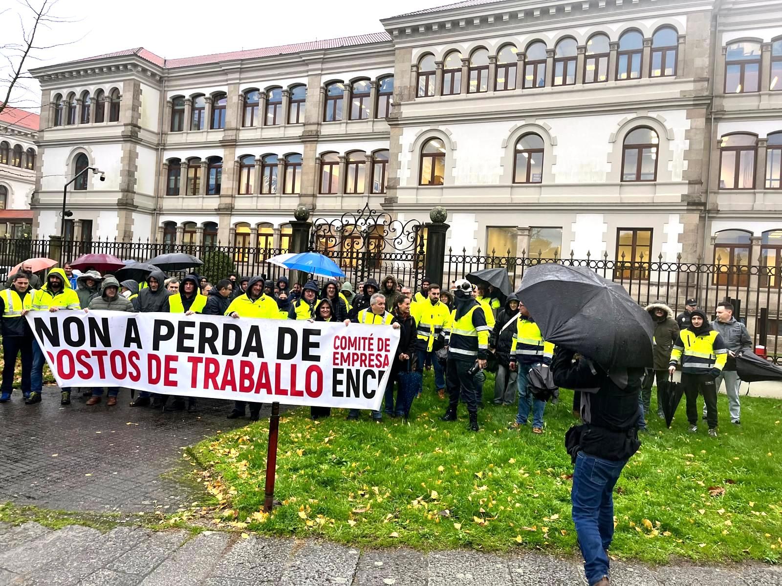 Traballadores de Ence diante da sede da Xunta en San Caetano