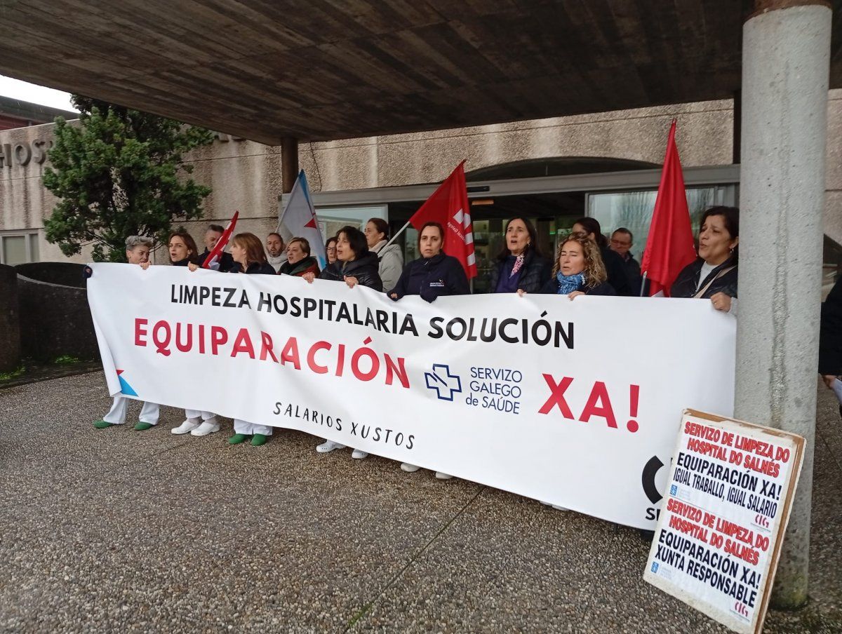 Protesta das traballadoras do servizo de LImpeza no hospital de Vilagarcía