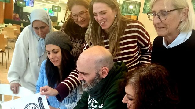 Integrantes de familias que reclaman profesorado de apoio no CEIP Campolongo