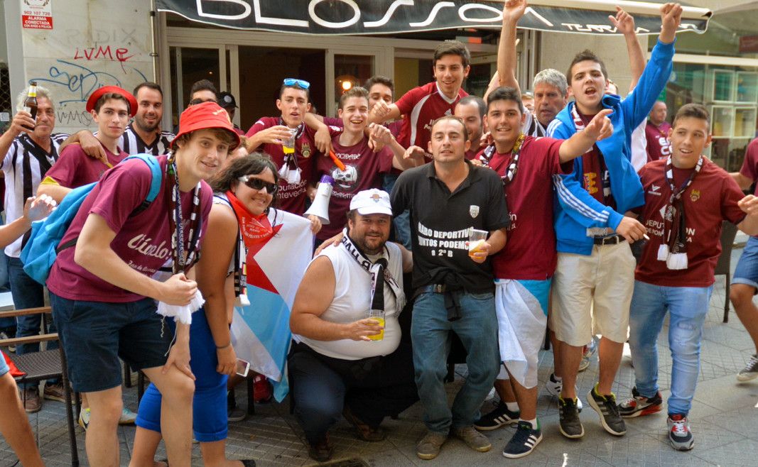 Os afeccionados granates reúnense antes do partido Os afeccionados granates reúnense antes do partido