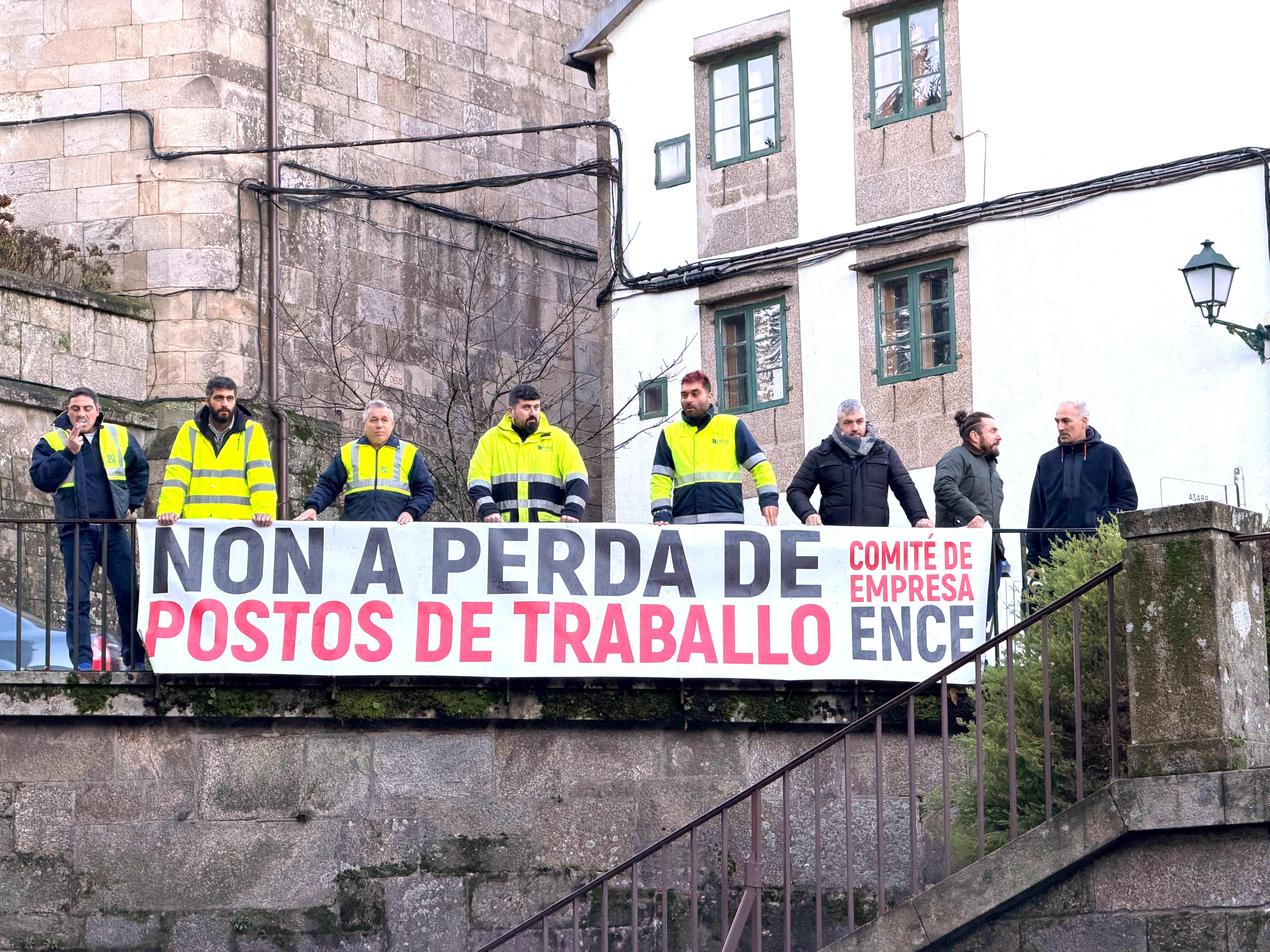 Representantes do comité de empresa de ENCE en Santiago protestan á conselleira de Industria