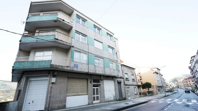 Edificio onde apareceu o artefacto en Médico Ballina