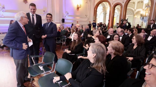 Carlos Valle, José López Campos e Luis López no acto da entrega do premio Otero Pedrayo