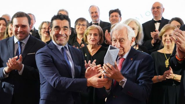 Luis López entregaba o premio a Carlos Valle, presidente da Sociedade Coral Polifónica
