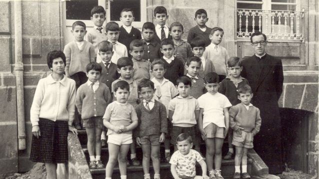 Párvulos con la profesora Carmen Jáudenes y el director Padre Angel Párvulos con la profesora Carmen Jáudenes y el director Padre Angel