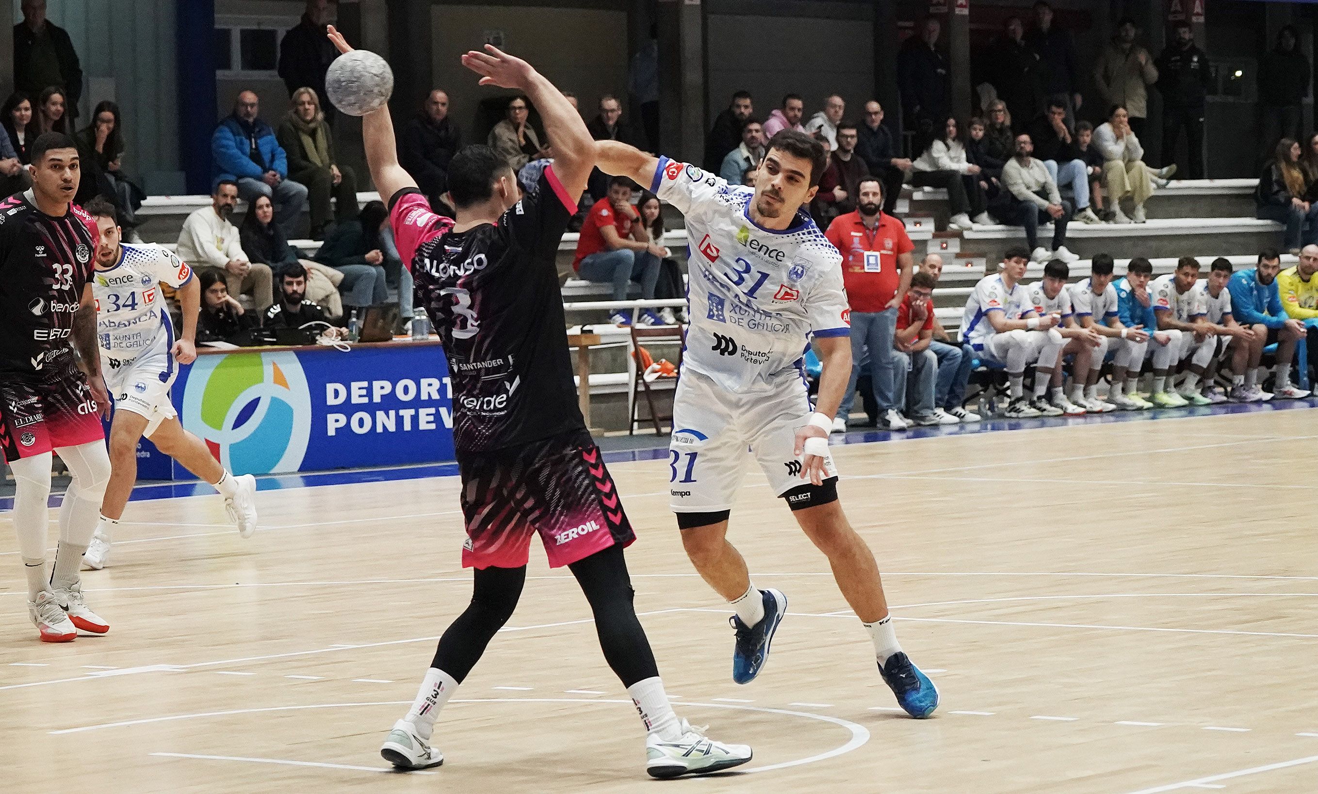 Partido entre Cisne y Blendio Sinfín Santander en el Municipal