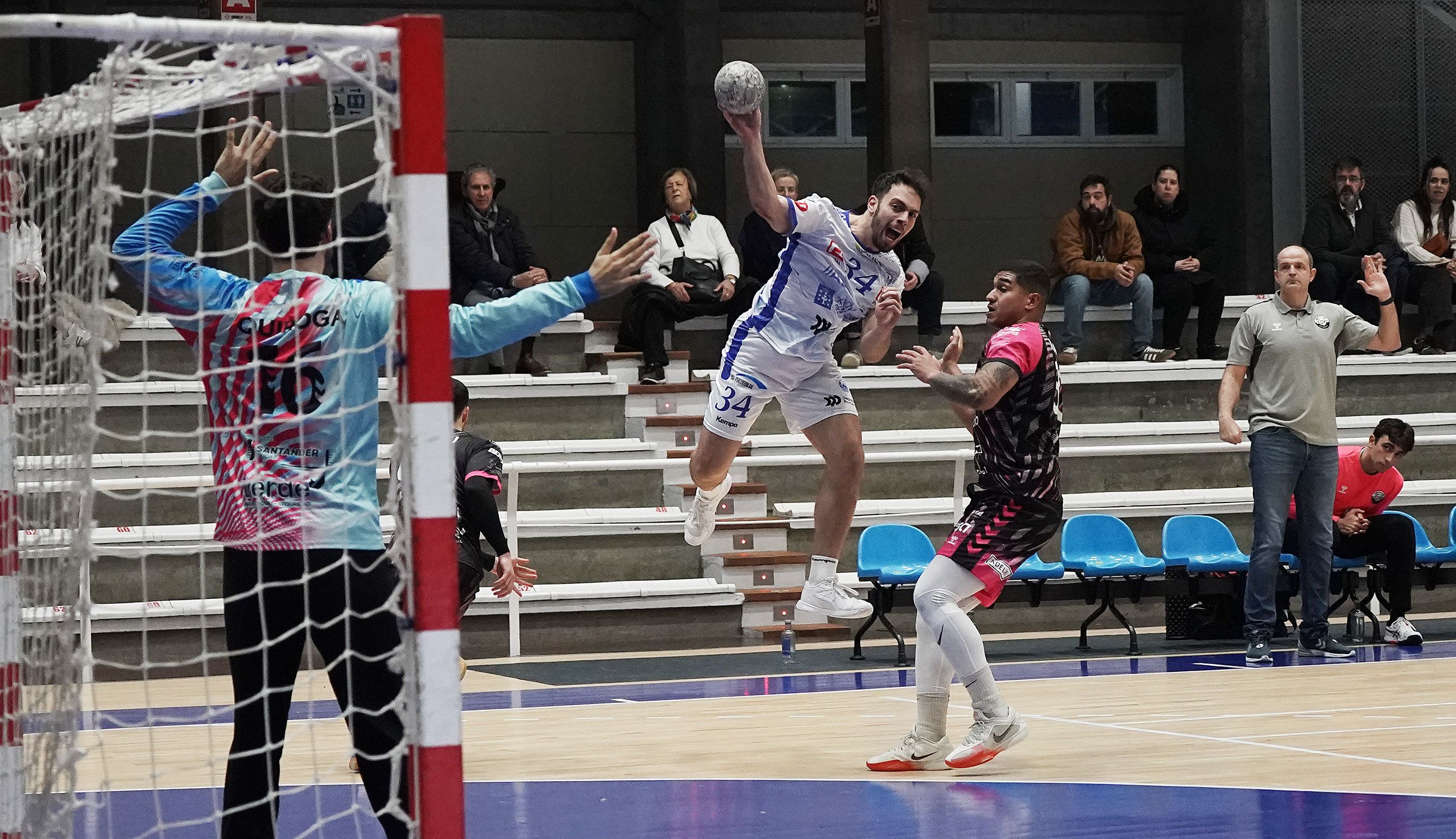 Partido entre Cisne e Blendio Sinfín Santander no Municipal