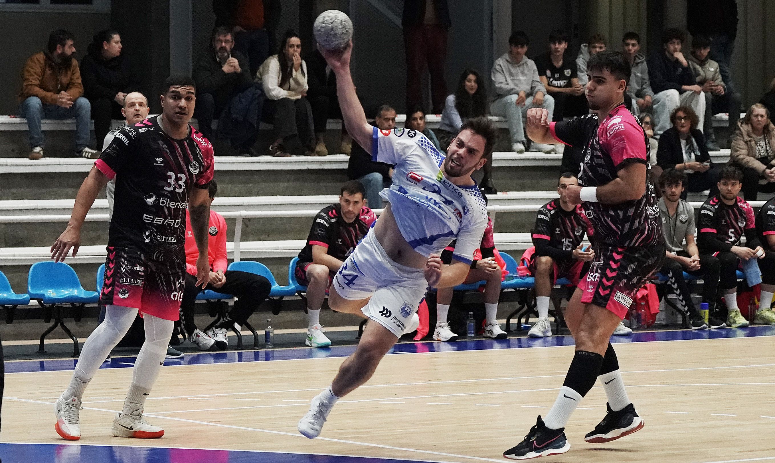 Partido entre Cisne y Blendio Sinfín Santander en el Municipal