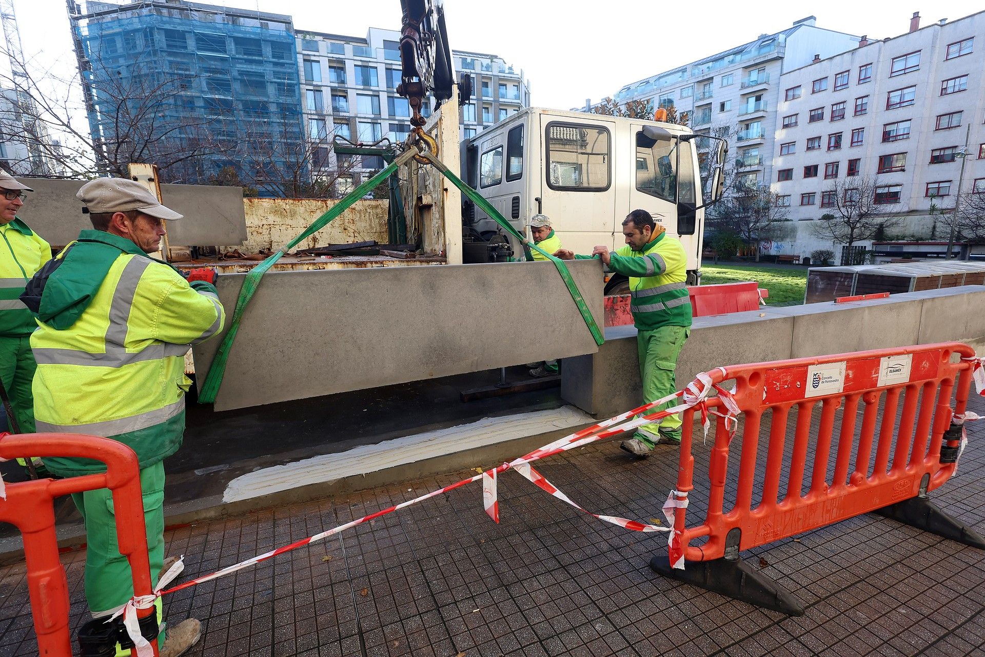 Instalación de bancos no Parque Amalia Álvarez