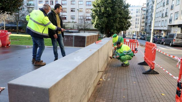 Instalación de bancos no Parque Amalia Álvarez Instalación de bancos no Parque Amalia Álvarez
