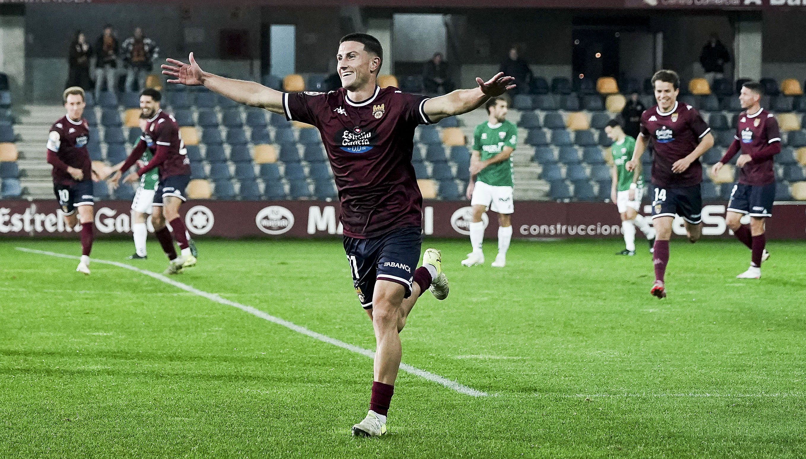 Miguel Cuesta en el partido entre Pontevedra CF y Arenas Club Getxo en Pasarón