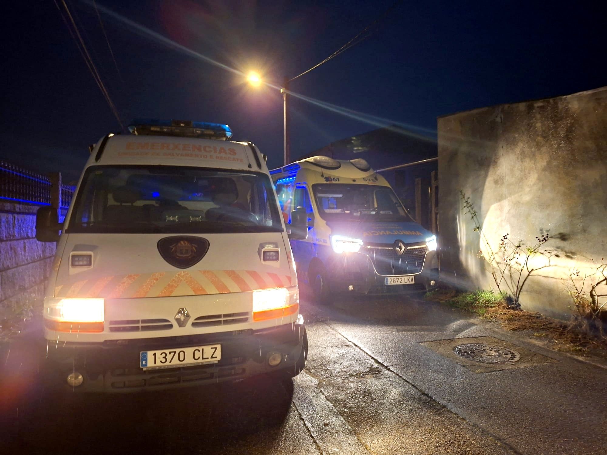 Efectivos de Emerxencias atendieron a las dos personas en Castrelo