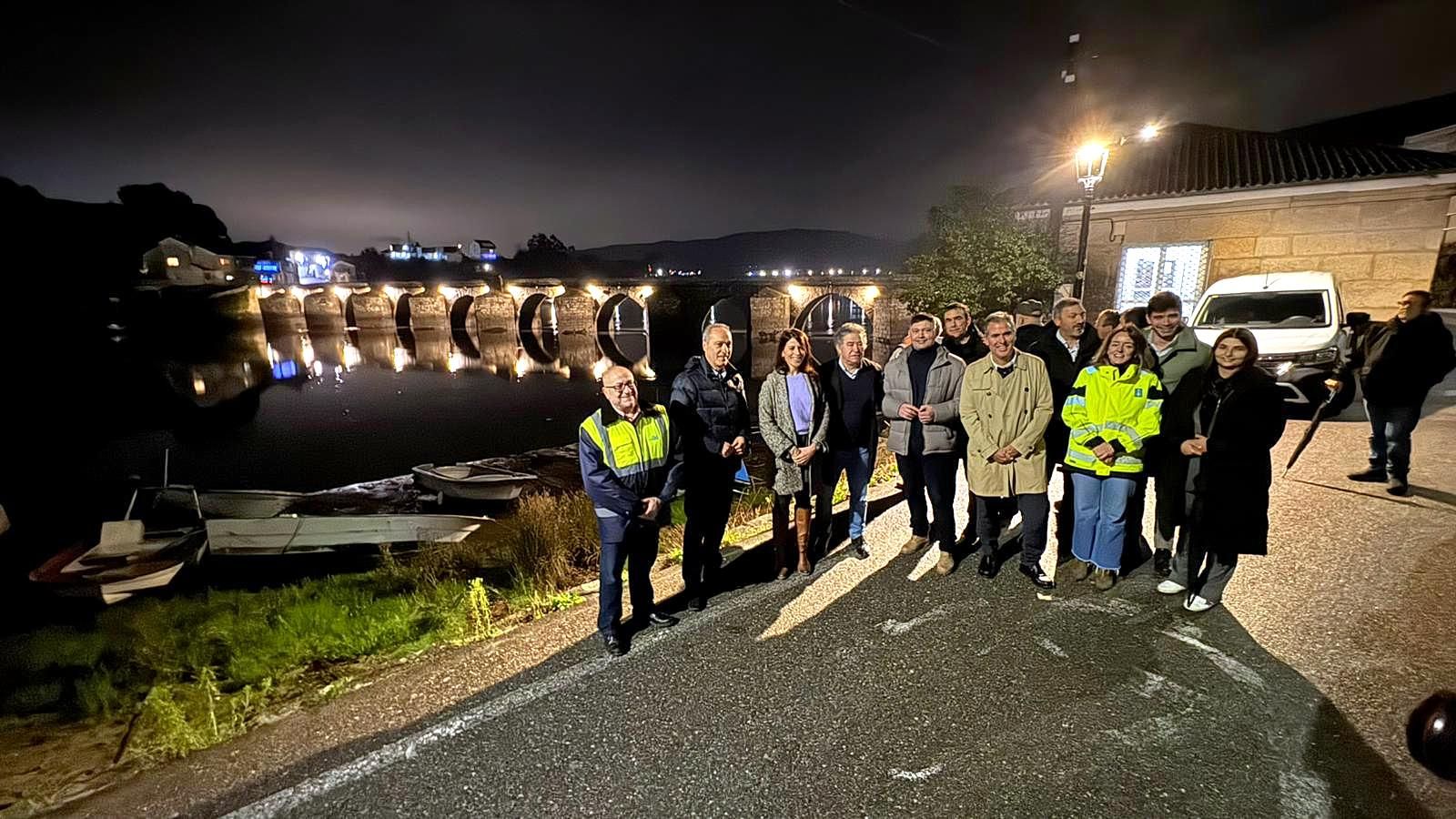 Autoridades na inauguración do novo alumeado da ponte medieval de Ponte Sampaio