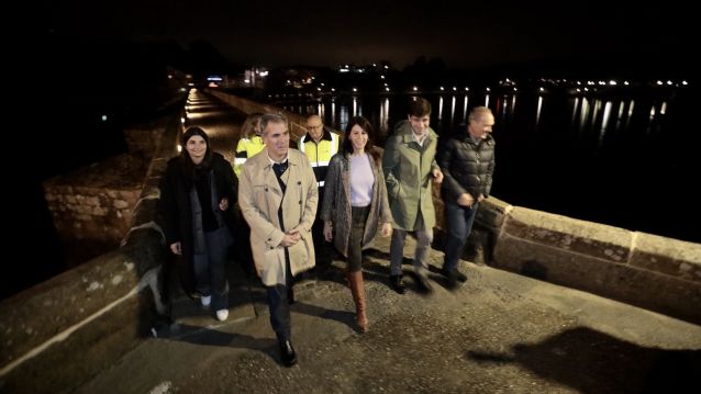Autoridades na inauguración do novo alumeado da ponte medieval de Ponte Sampaio