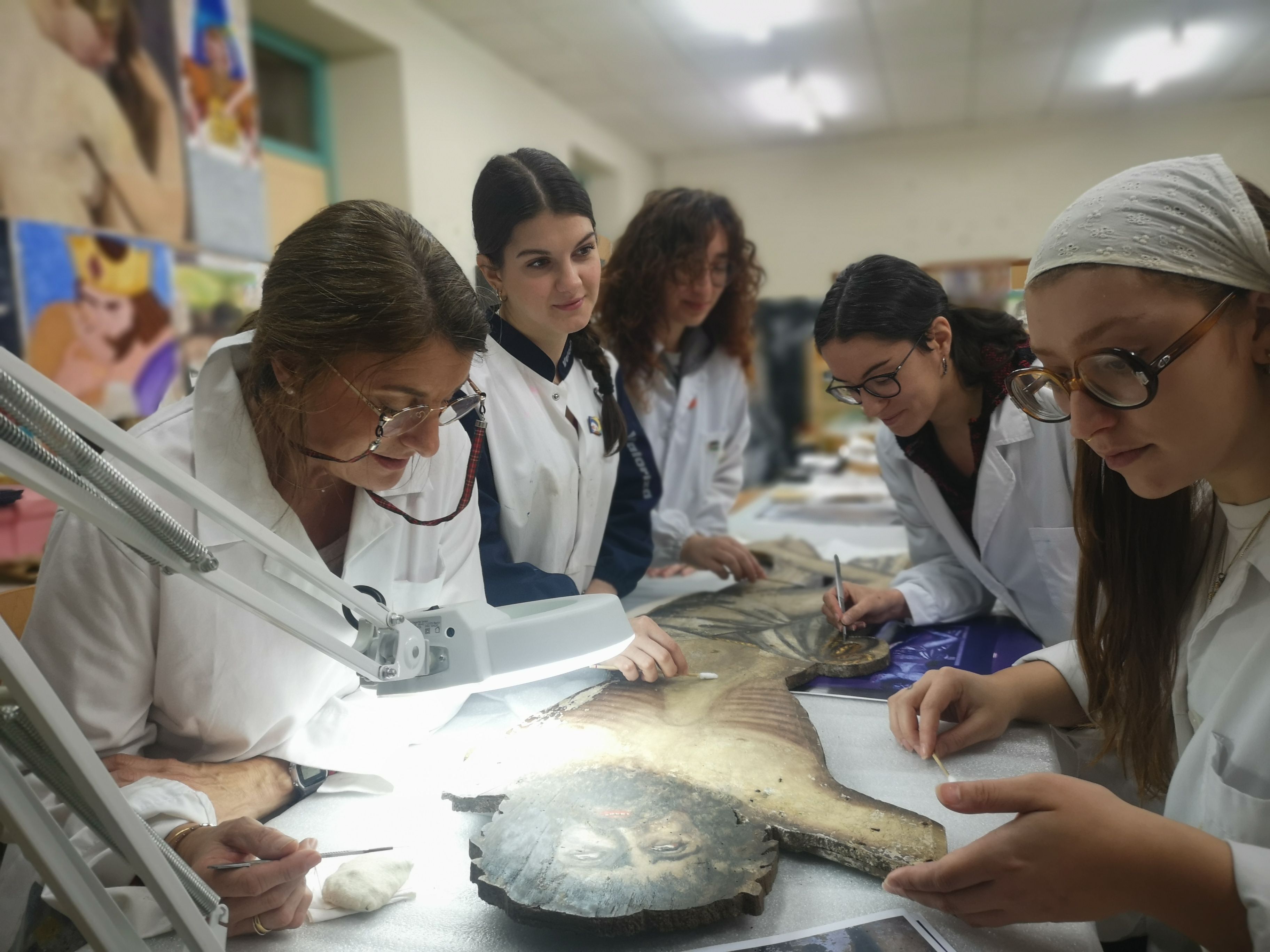 Estudiantes trabajando en la restauracion de las imágenes de Dimas y Gestas