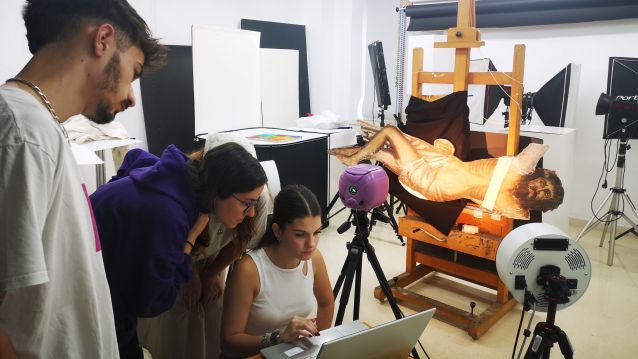 Estudiantes trabajando en la restauracion de las imágenes de Dimas y Gestas