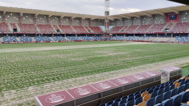 Tratamiento con arena en el césped del Estadio Municipal de Pasarón