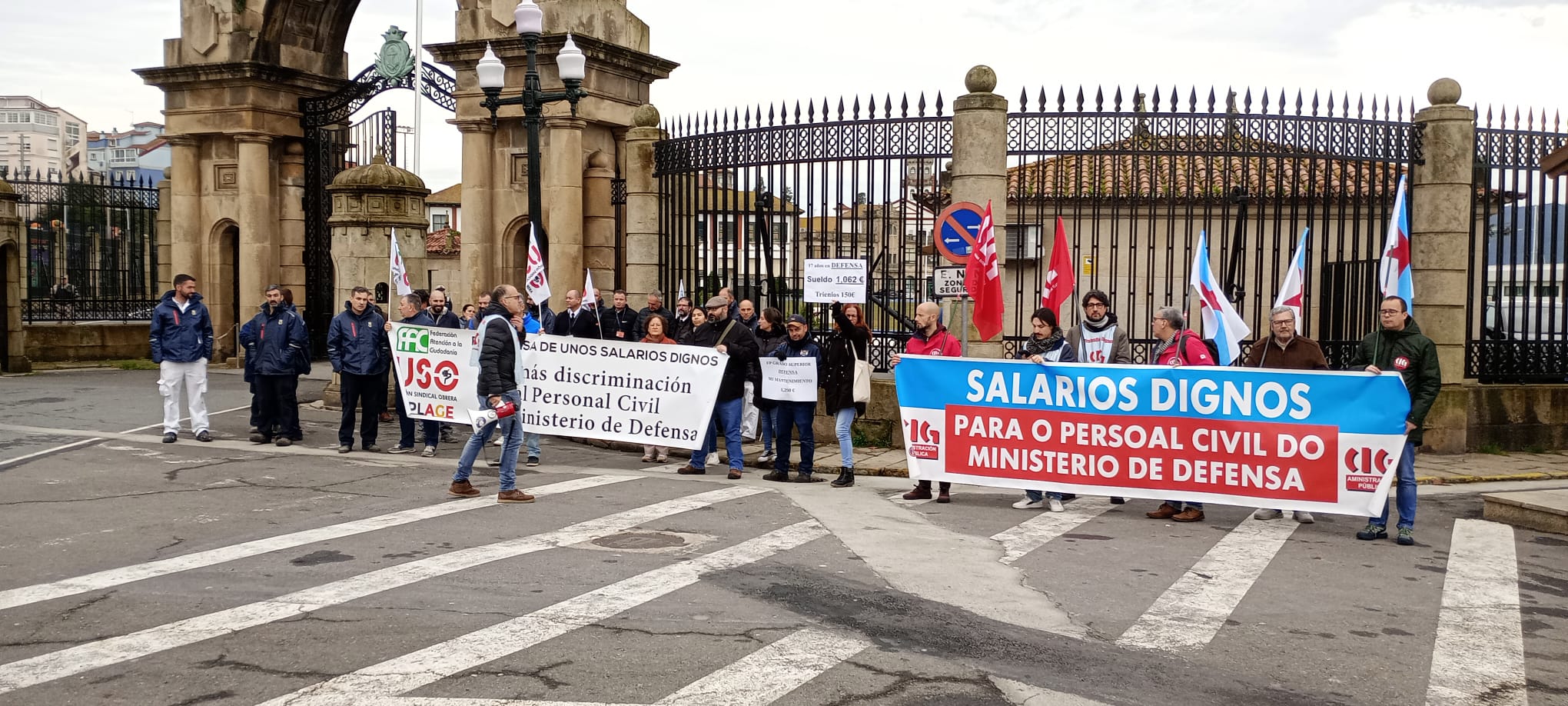 Personal civil de Defensa protesta delante de la Escuela Naval de Marín