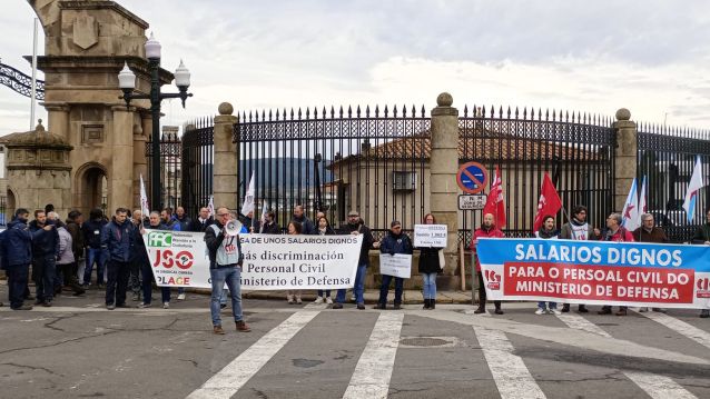 Concentración de persoal civil de Defensa diante da Escola Naval Concentración de persoal civil de Defensa diante da Escola Naval