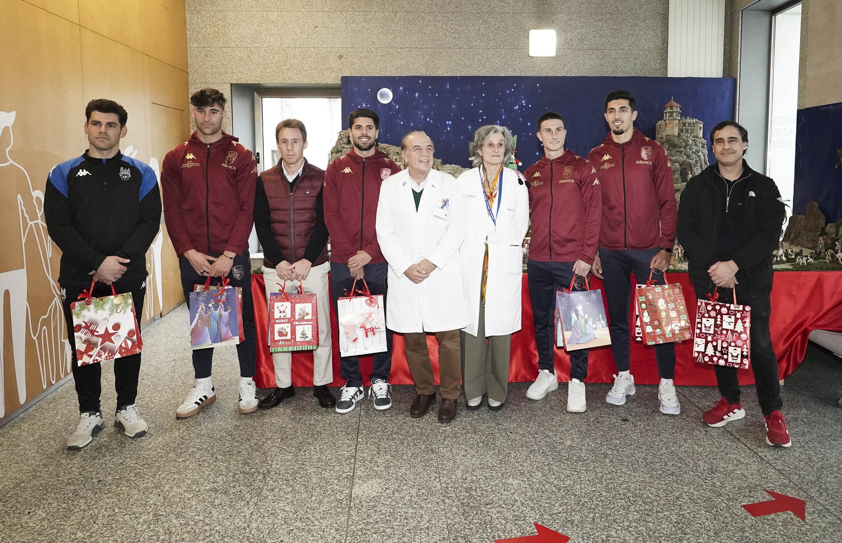 Xogadores do Pontevedra CF visitan os nenos ingresados no Hospital Provincial Xogadores do Pontevedra CF visitan os nenos ingresados no Hospital Provincial