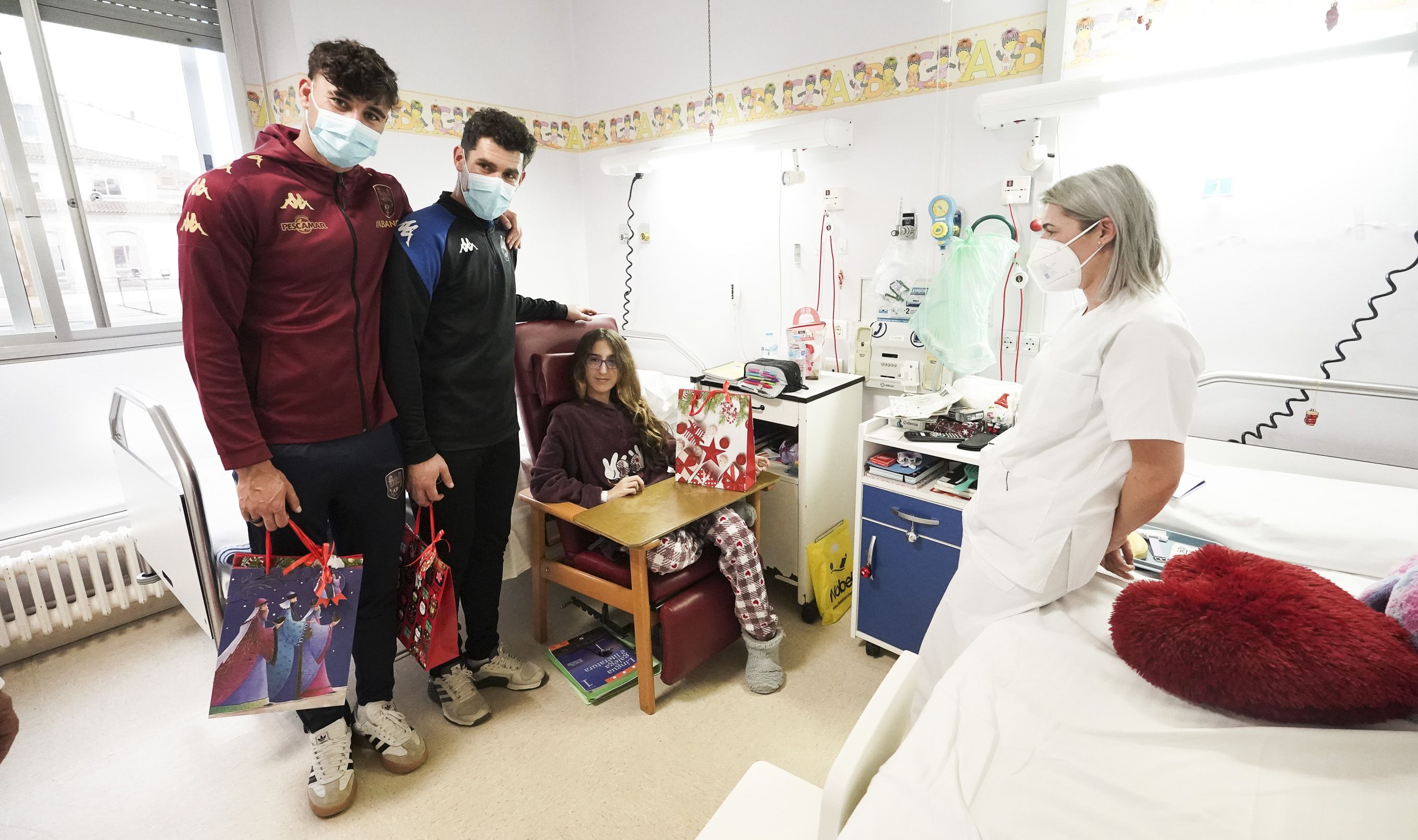 Xogadores do Pontevedra CF visitan os nenos ingresados no Hospital Provincial Xogadores do Pontevedra CF visitan os nenos ingresados no Hospital Provincial
