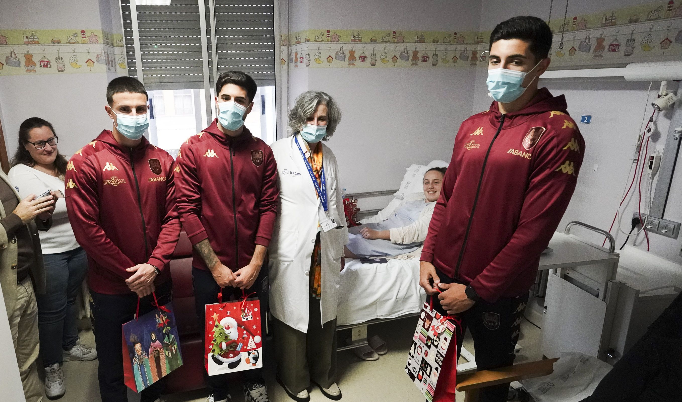 Xogadores do Pontevedra CF visitan os nenos ingresados no Hospital Provincial Xogadores do Pontevedra CF visitan os nenos ingresados no Hospital Provincial