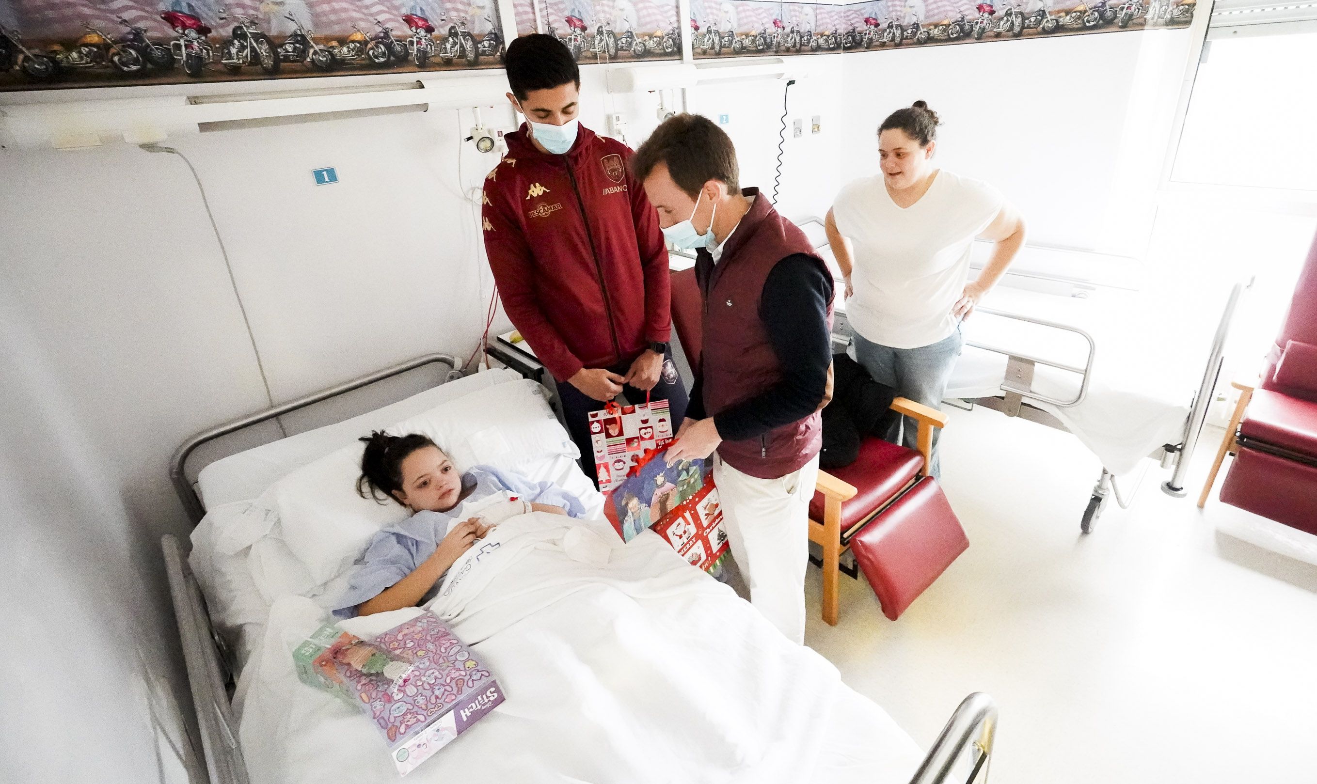 Xogadores do Pontevedra CF visitan os nenos ingresados no Hospital Provincial Xogadores do Pontevedra CF visitan os nenos ingresados no Hospital Provincial